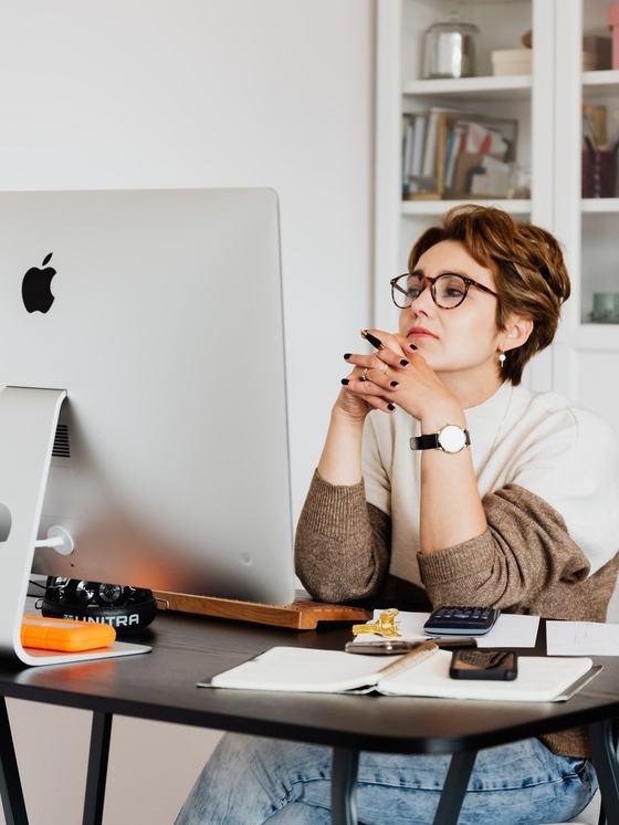 Collaboratrice fatiguée à son poste de travail
